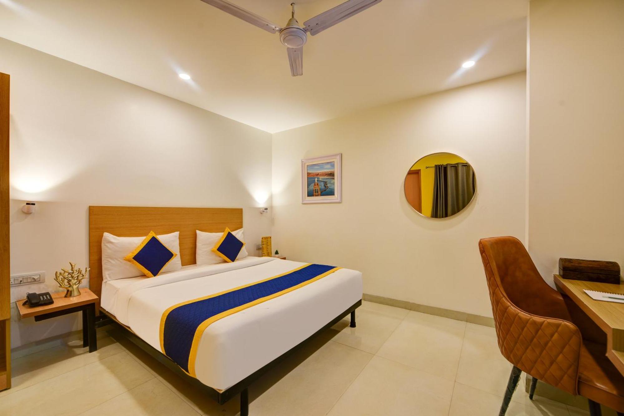Aamantran Residency Hotel, Sohna Road, Sector 49, Gurugram Gurgaon Esterno foto